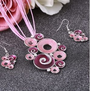 Circular shaped necklace and earrings
